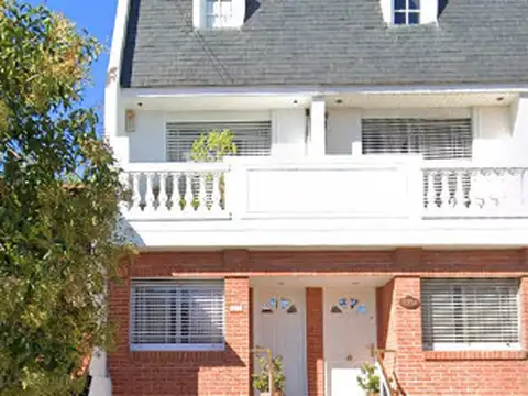 *EXCELENTE TRIPLEX DE 3 AMB. + PLAYROOM *GARAGE P/ 2 AUTOS CON PORTÓN AUTOMATIZADO