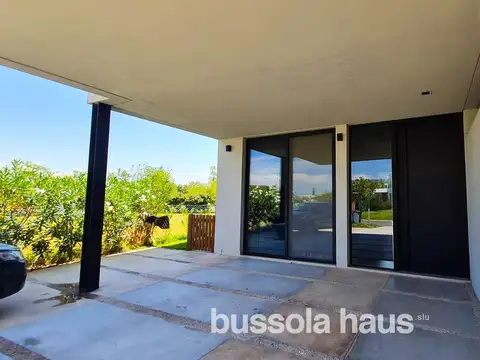 Casa en Venta con 4 cocheras