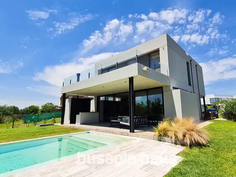 Casa en venta al lago de hormigón en Acacias Puertos