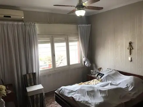EXCELENTE PROPIEDAD 6 AMBIENTES DIVIDIDA C/ COCHERA
