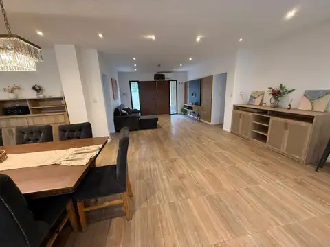 Casa en Venta con 4 cocheras