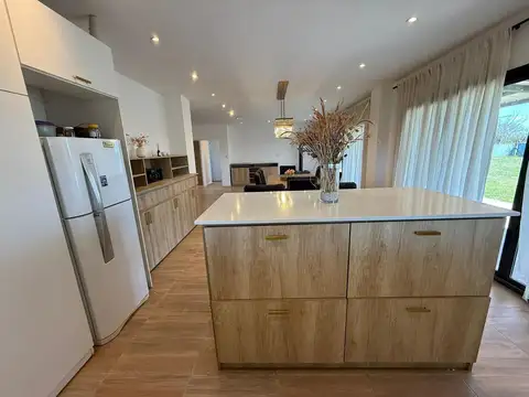 CASA 3 DORMITORIOS, EN CORONEL DOMINGUEZ