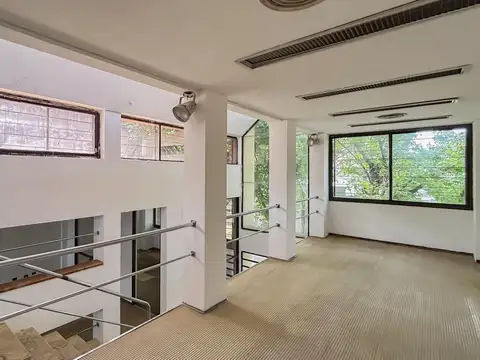 GRAN OFICINA EN 3 NIVELES -IDEAL EMPRESA O ESTUDIO PROFESIONAL