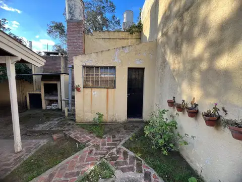 VENTA CASA CON PATIO MONTE HERMOSO