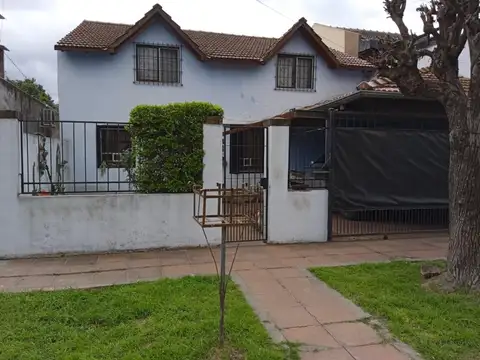 NUEVO VALOR !! APTO CREDITO Casa dos plantas, 6 DORMITORIOS, 2 baños, 2 cocheras cub. y gran parque.