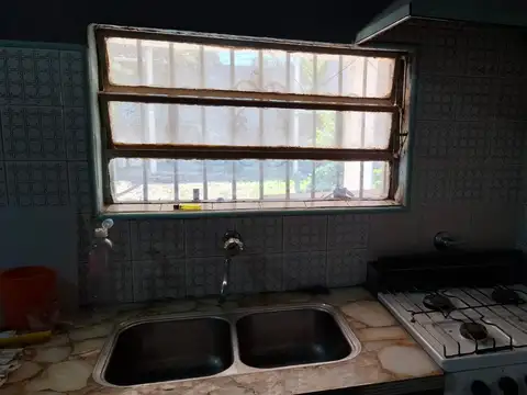 Casa 10 ambientes con 2 baños