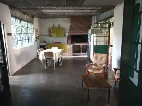 Casa 6 ambientes con 2 baños