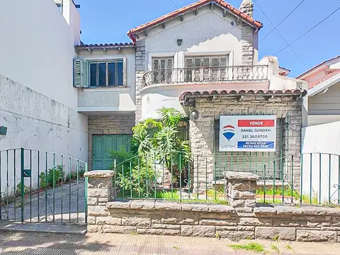 Casa  tres dormitorios Venta la plata