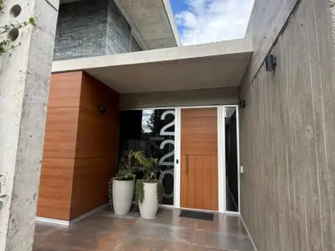 Casa 4 ambientes con 5 baños