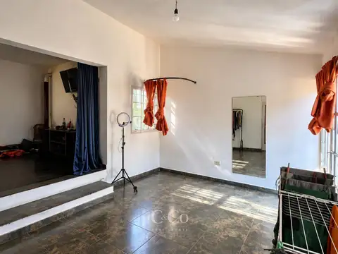 Casa 8 ambientes con 2 baños
