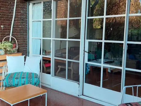 Casa en Banfield con jardín,  quincho y pileta