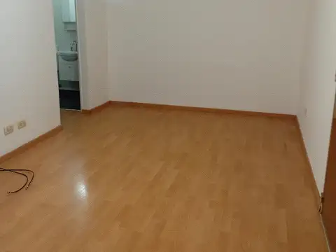 2 ambientes interno. Reciclado. Cocina separada. Lavadero. Aire acondicionado. Agua caliente central