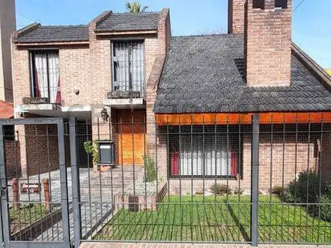 Venta Casa 5 ambientes Moreno a cuadras de la estación tren