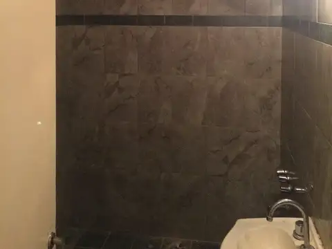 PISO 4 AMBIENTES CON DEPEND. SOBRE AV. INEPENDENCIA AL FRENTE BALCON