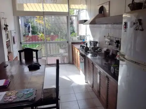 Casa 6 ambientes con 2 baños