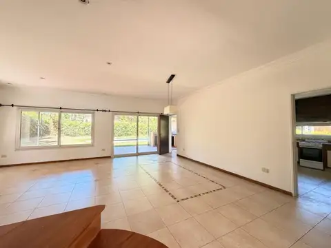 Casa en Alquiler con 4 cocheras