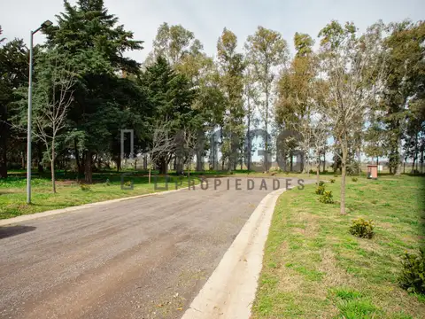 Lote 1035 m2 Barrio El Tropezón. Todos los servicios.