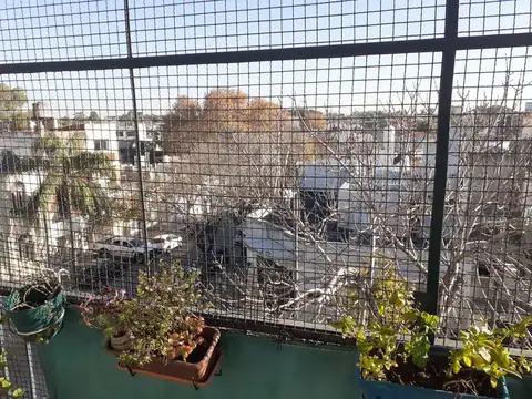 Departamento de 2 ambientes al frente con balcón. 38mts2. Bajas expensas! 
