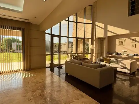 Casa 10 ambientes con 8 baños