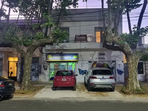 Exc. s/Avenida 2 Locales de 45 mts c/u con vivienda de 3 amb. en 1º piso y amplio jardín de 225 mts.