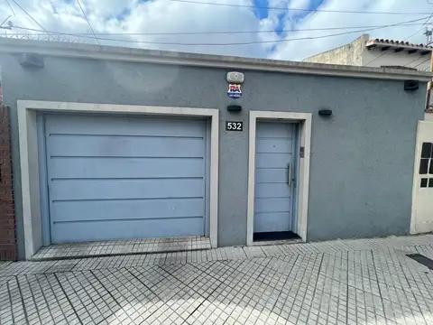 CASA EN VENTA DE 2 DORMITORIOS PATIO Y COCHERA APTA CREDITO