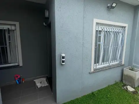 CASA EN VENTA DE 2 DORMITORIOS PATIO Y COCHERA APTA CREDITO