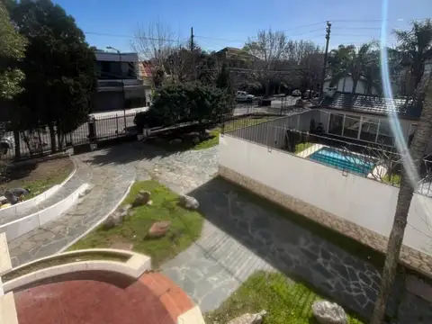 Casa 9 ambientes con 5 baños