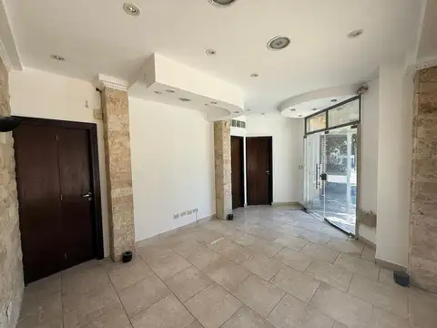 LOCAL GRANDE EN ESQUINA COMERCIAL
