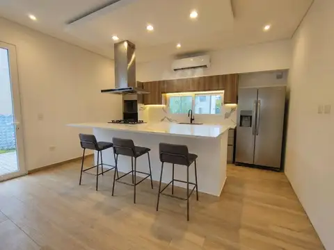 Casa 5 ambientes con 3 baños