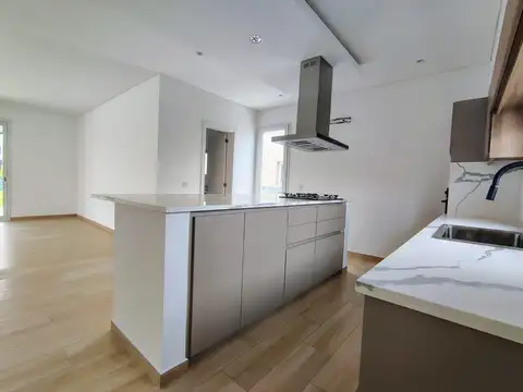Casa en Venta con 4 cocheras