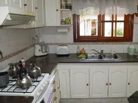 EXCELENTE CASA 5 AMBIENTES CON LOCAL