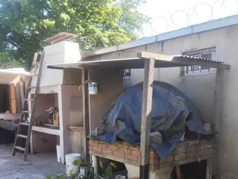 Casa en venta - 3 Dormitorios 1 Baño - Merlo