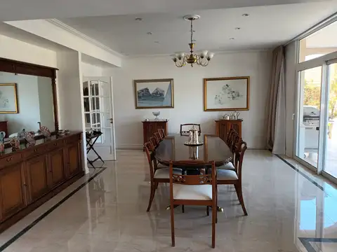 Casa 7 ambientes con 4 baños