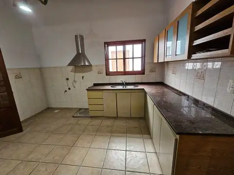 Casa 5 ambientes con 1 baño