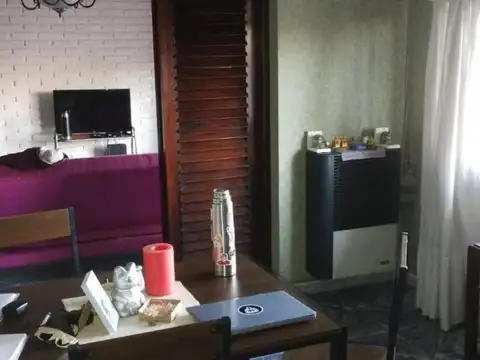 Casa 6 ambientes con 2 baños
