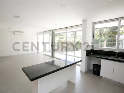 Casa en Alquiler con 2 cocheras