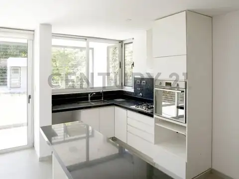 Casa en alquiler en Gonnet - 3 dormitorios