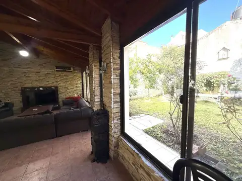 Casa 6 ambientes con 2 baños