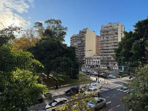 VENTA 4 AMBIENTES, SEMIPISO FRENTE AL PARQUE LAS HERAS, APTO PROFESIONAL