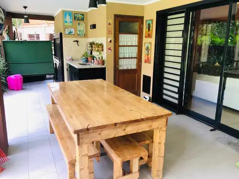 Casa 5 ambientes con 2 baños