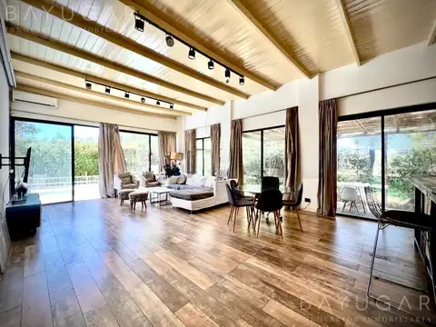 Casa 4 ambientes con 2 baños