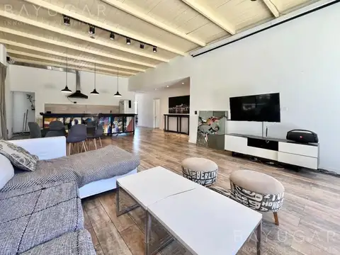 Casa en Venta con 2 cocheras