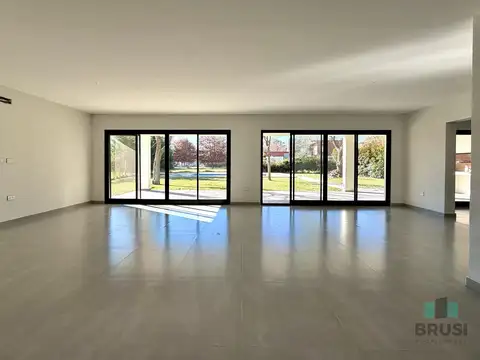 Casa 7 ambientes con 4 baños