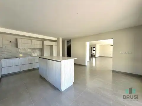 Casa en Venta con 4 cocheras