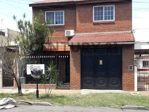 VENTA CASA 4 AMBIENTES CASEROS PARRILLA PILETA