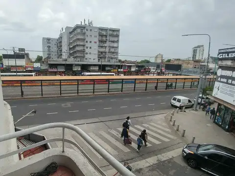 ¡OPORTUNIDAD! Muy amplio, con patio y 2 balcones. Apto profe