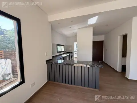 Casa 4 ambientes con 2 baños