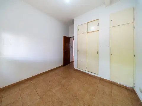 CASA EN VENTA EN BELLA VISTA AL FRENTE CON PATIO