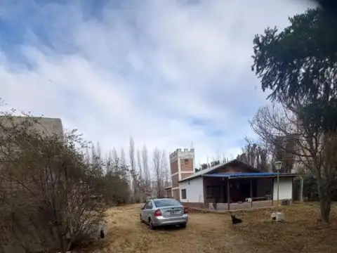 CASA QUINTA.  CON PARQUE DE 2300 m2   EN RINCON DE LAS MAGNOLIAS - ATRAS DEL IFES   Z/ AEROPUER...