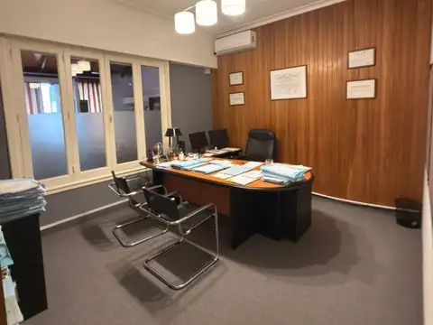 Oficina 8 ambientes con 2 baños